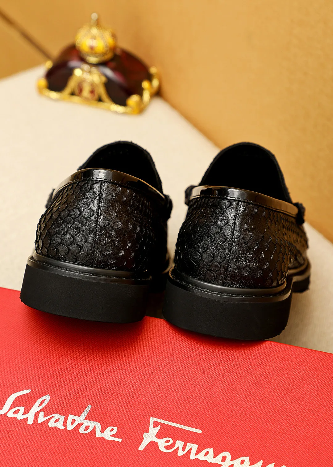 Men's shoes 💰520 💐 Product trademark: Ferragamo "Ferragamo" casual leather shoes Regular size: 38-44 (45.46🉑️customized) Product materials: Selected imported first-layer calfskin embossed upper + original hardware buckle, imported water-dyed cow leather lining. Strong three-dimensional visual effect, original outsole color: 1⃣️color optional